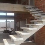 Escada pré-moldada de concreto com viga central instalada pela Realfa