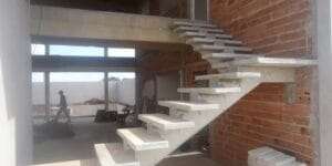 Escada pré-moldada de concreto com viga central instalada pela Realfa