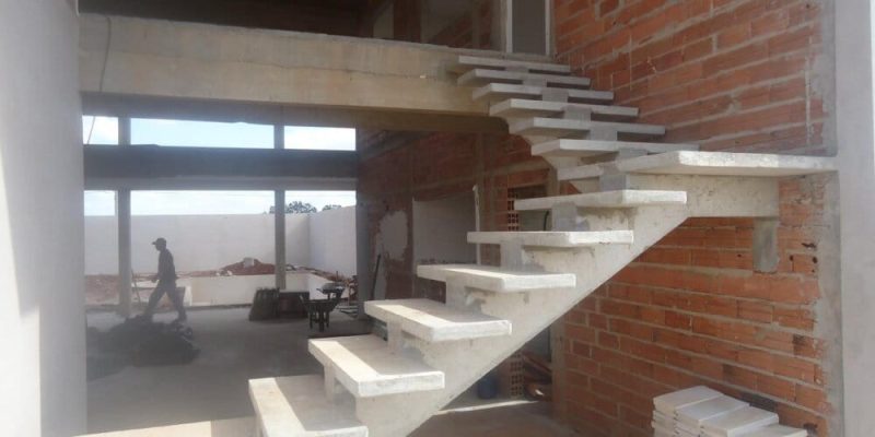 Escada pré-moldada de concreto com viga central instalada pela Realfa