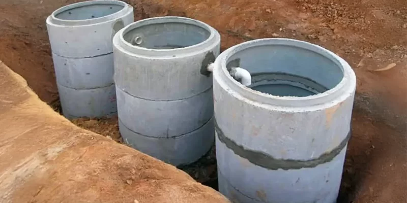 Instalação de fossa séptica prémoldada de concreto